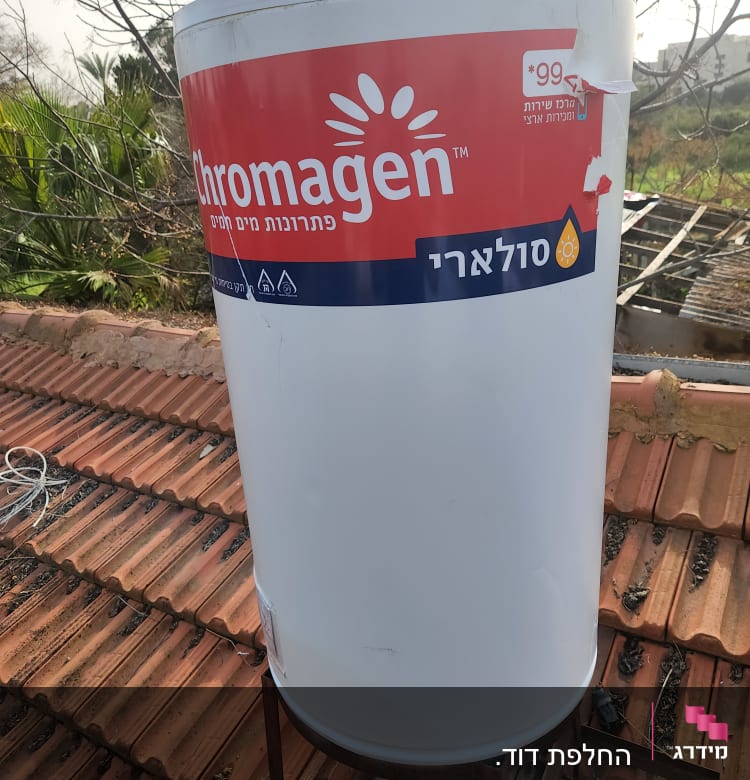 דוד שמש כרומגן על גג רעפים אדומים